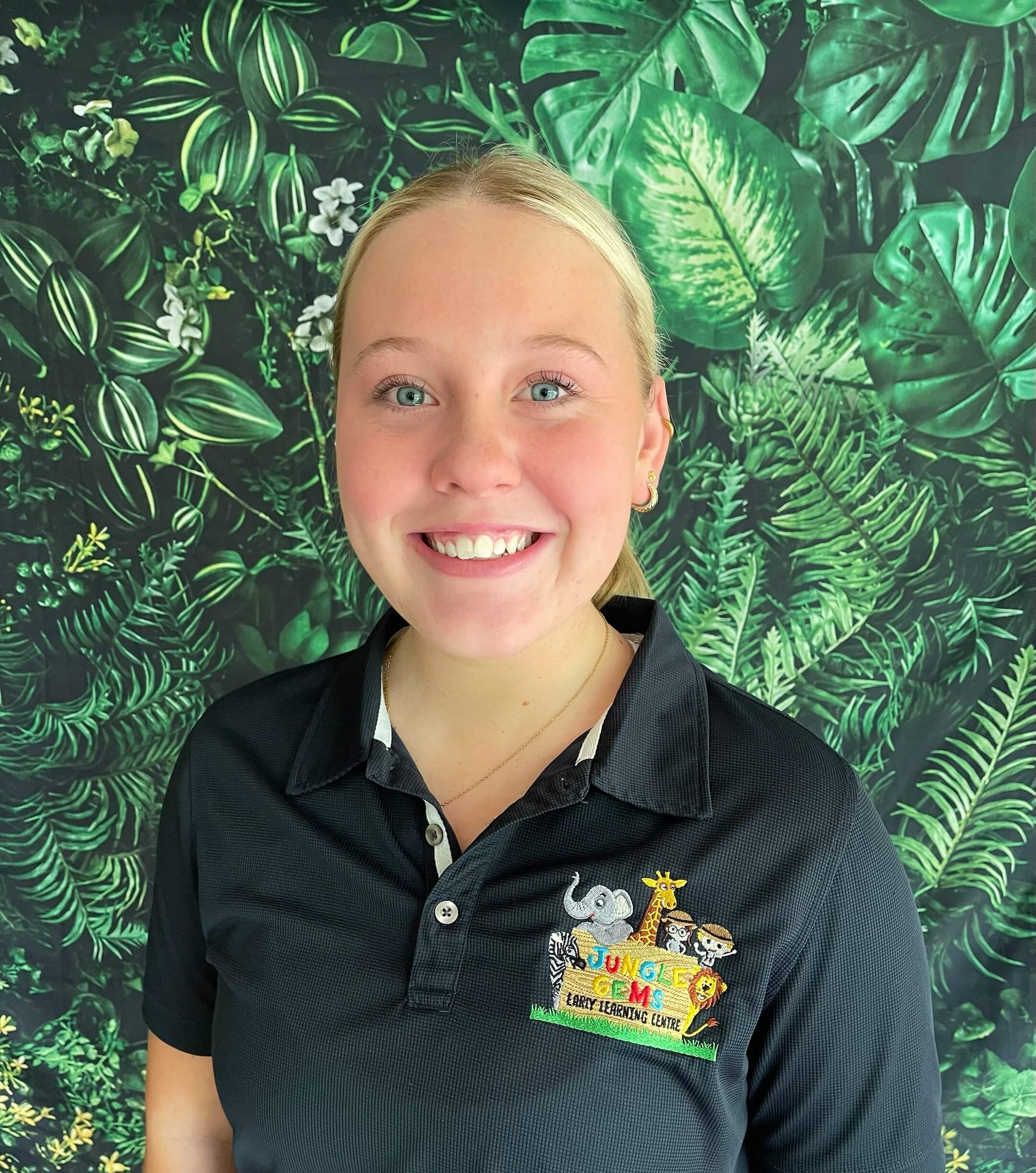 CHLOE – Little Cubs Hi, my name is Chloe. Born and raised on the Gold Coast, I am currently studying my cert 3 in early childhood. From the age of two I started ballet classes and ever since I have danced my whole life. What made me enter my career in early childhood education was teaching young children how to dance and from there I just loved the concept of watching them grow and learn. Someday I would love to travel the world and still use my skills that I have learnt. I am passionate about creating a safe and positive environment for children to learn and explore and am thrilled to be a part of the amazing Jungle Gems Team.